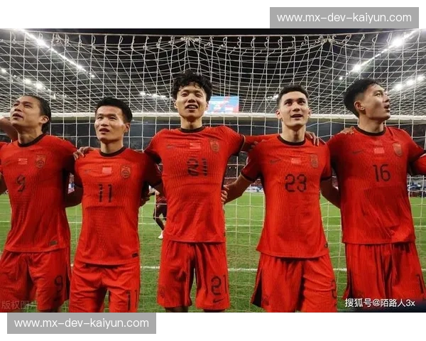 热血重燃！国足vs乌兹别克回放：在那场刺刀见红的生死战中，谁才是真正的英雄？